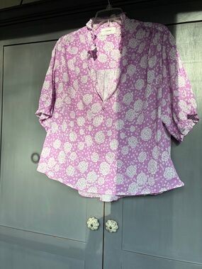 XiRENA Lavender and White Floral V-Neck Blouse